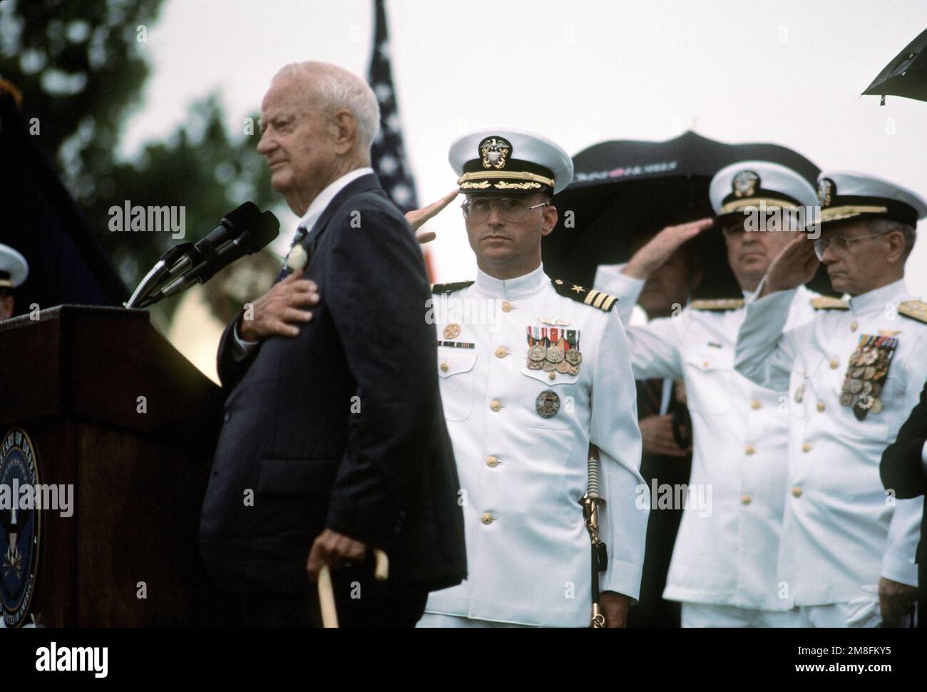 L'ADM Arleigh Burke à la retraite et les officiers honorent le drapeau lors de la cérémonie de mise en service du destroyer de missile guidé USS ARLEIGH BURKE (DDG-51), l'un des rares U.S. Navires de la marine nommés d'après une personne vivante. Les officiers comprennent, de gauche à droite : le CDR John G. Morgan Jr., commandant de l'Arleigh Burke; le RADM Alvin B. Koeneman, chef des aumôniers, directeur des ministères des religions; et l'ADM Leon A. Edney, commandant en chef des États-Unis Commandement Atlantique/Commandant suprême allié, Atlantique. Base: Norfolk État: Virginia(va) pays: États-Unis d'Amérique (USA) Banque D'Images
