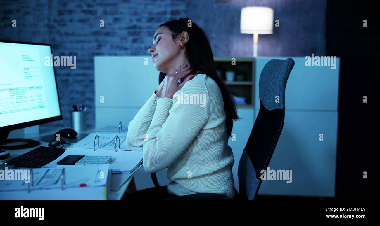 Douleur au cou pendant le travail à l'ordinateur. Contrainte de posture incorrecte Banque D'Images