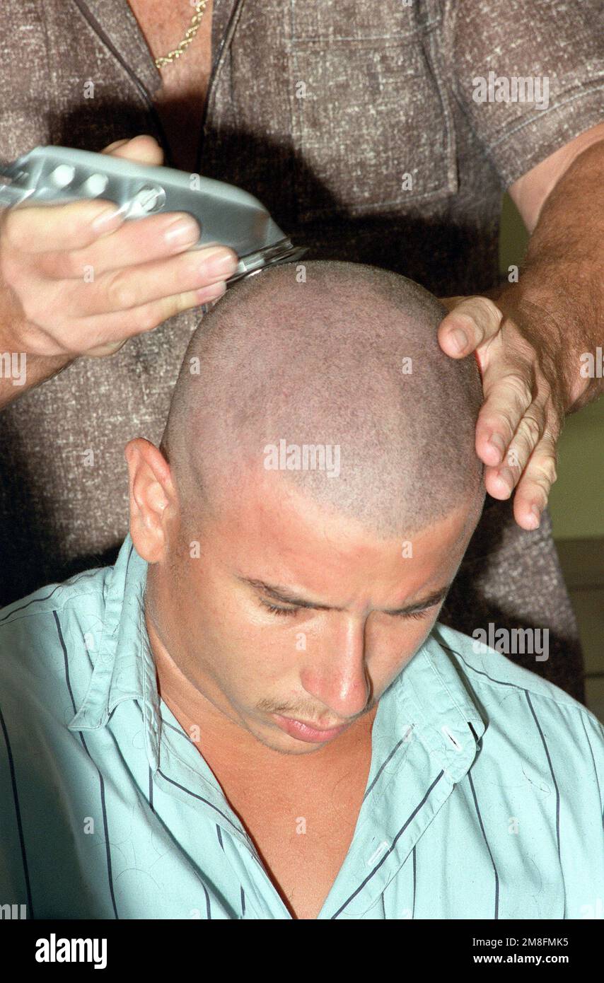 Un coiffeur civil donne à une recrue sa première coupe de cheveux. Base: USMC Recruit Depot,Parris Island État: Caroline du Sud (SC) pays: États-Unis d'Amérique (USA) Banque D'Images