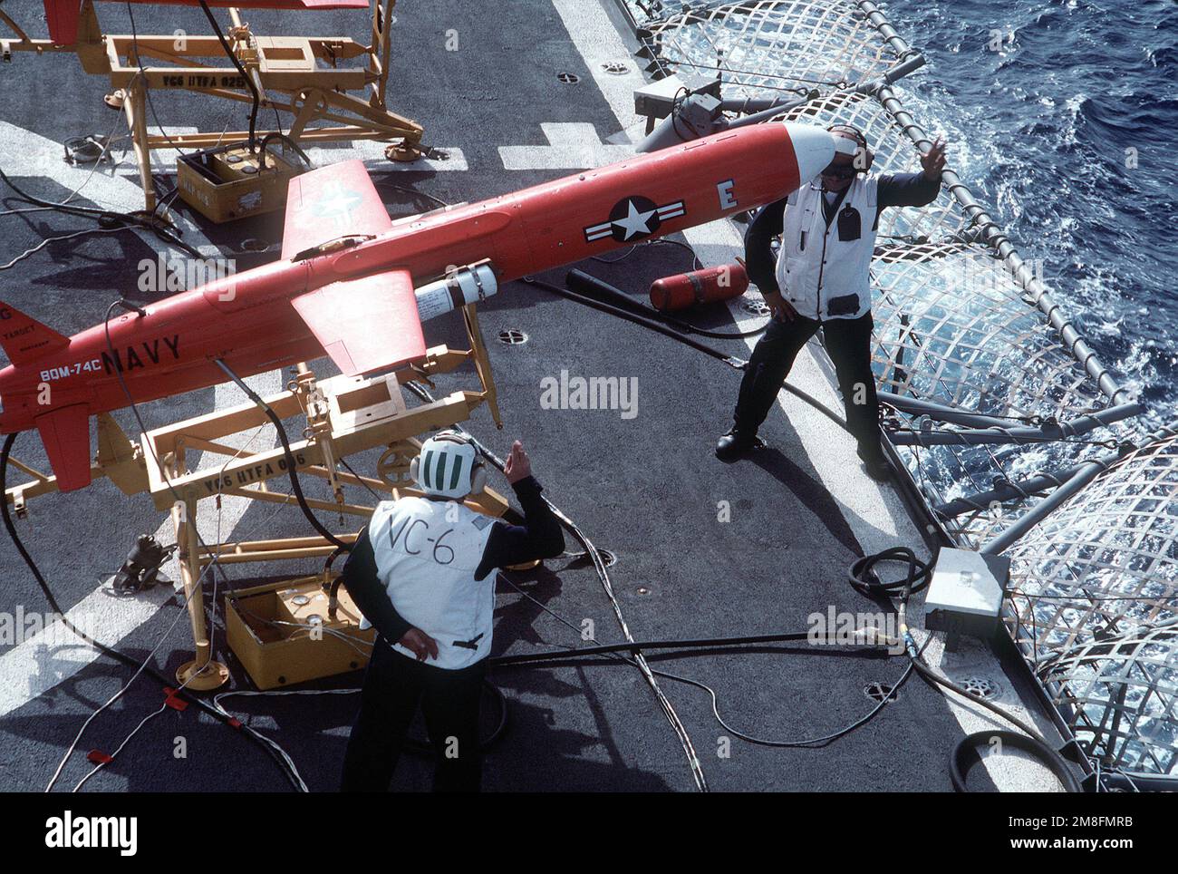 Les membres du Fleet composite Squadron 6 (VC-6) se préparent à la canuche  d'un drone cible BQM-74C sur le pont de vol du destroyer USS O'BANNON (DD  987) pendant Unitas XXXII, un