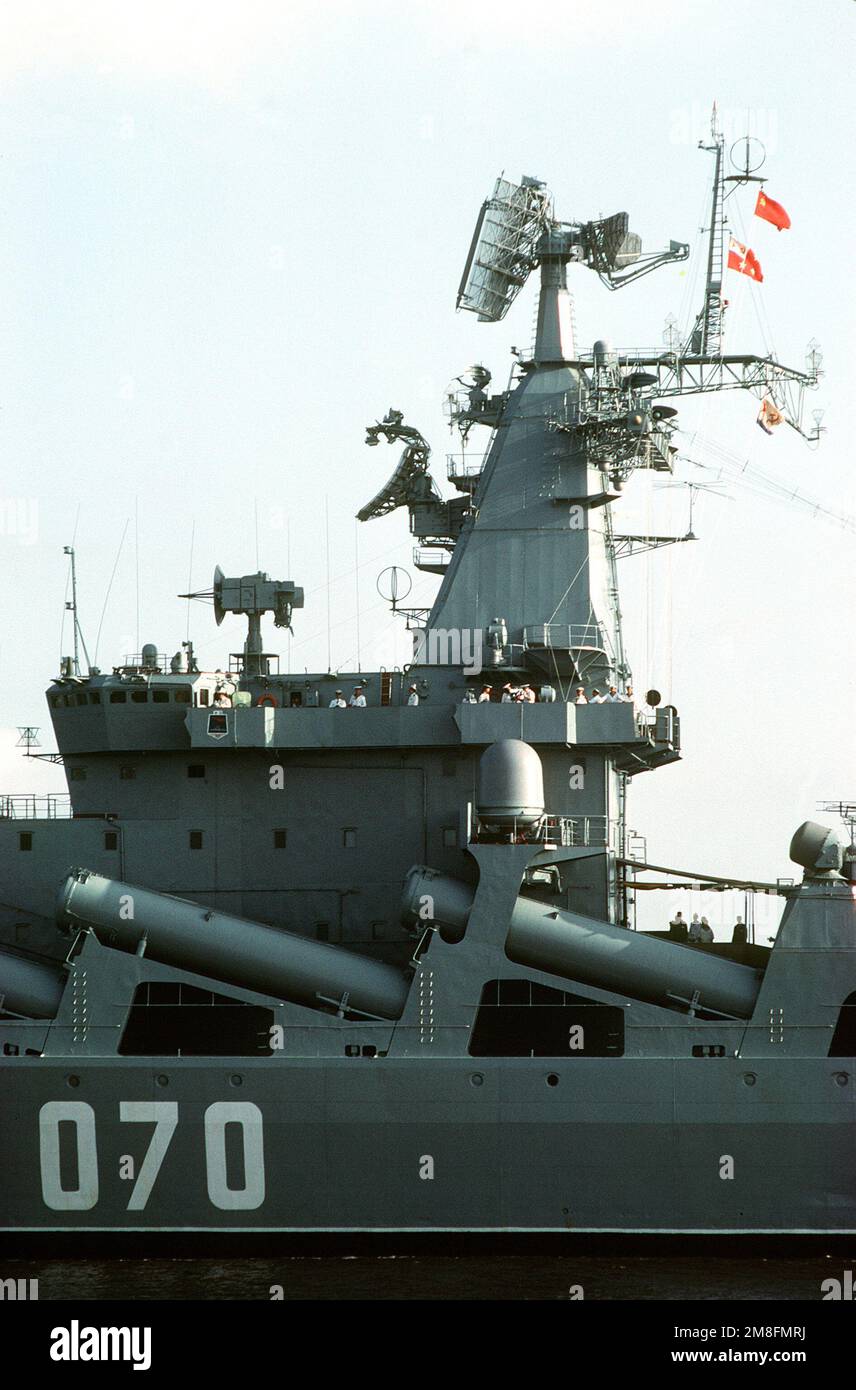 Une vue de côté bâbord de l'amidship soviétique de missile guidé MARÉCHAL USTINOV, montrant le radar de recherche air/surface Top Steer du navire en haut à droite et ses radars de contrôle d'incendie de porte avant et de Kite Screech au centre et en bas à gauche, respectivement. Le MARÉCHAL USTINOV arrive à la station navale avec deux autres navires de la flotte soviétique du Nord pour une visite de bonne volonté de quatre jours. Base: Naval Station, Mayport État: Floride(FL) pays: Etats-Unis d'Amérique (USA) Banque D'Images