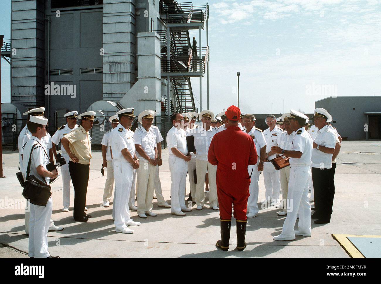 Un instructeur s'adresse à un groupe d'officiers de la marine des États-Unis et de l'Union soviétique lors de leur visite d'un centre de formation. La visite se déroule au cours d'une visite de bonne volonté de quatre jours à Mayport par trois navires de la flotte soviétique du Nord. L'ADM Feliks N. Gromov, commandant de la flotte soviétique du Nord, se trouve à gauche de l'instructeur; VADM Michael P. Kalleres, à gauche, commandant de la deuxième flotte des États-Unis, se trouve à droite de l'instructeur. Base: Naval Station, Mayport État: Floride(FL) pays: Etats-Unis d'Amérique (USA) Banque D'Images