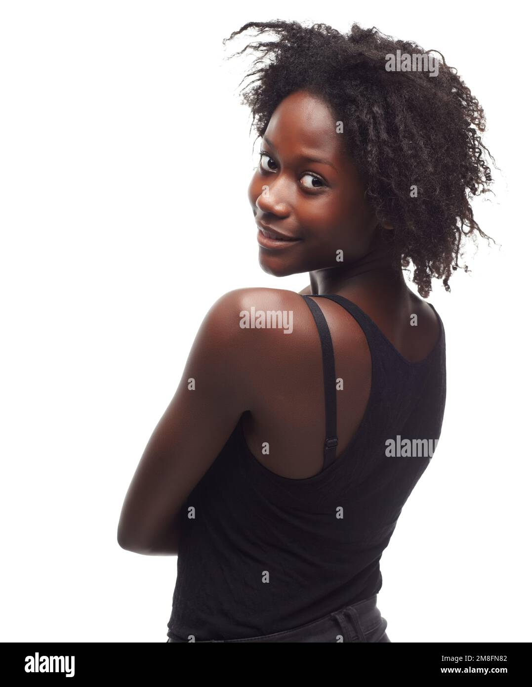 Femme noire, dos et sourire pour une beauté de profil heureux sur un fond blanc de studio. Portrait d'une belle jeune femme afro-américaine isolée Banque D'Images