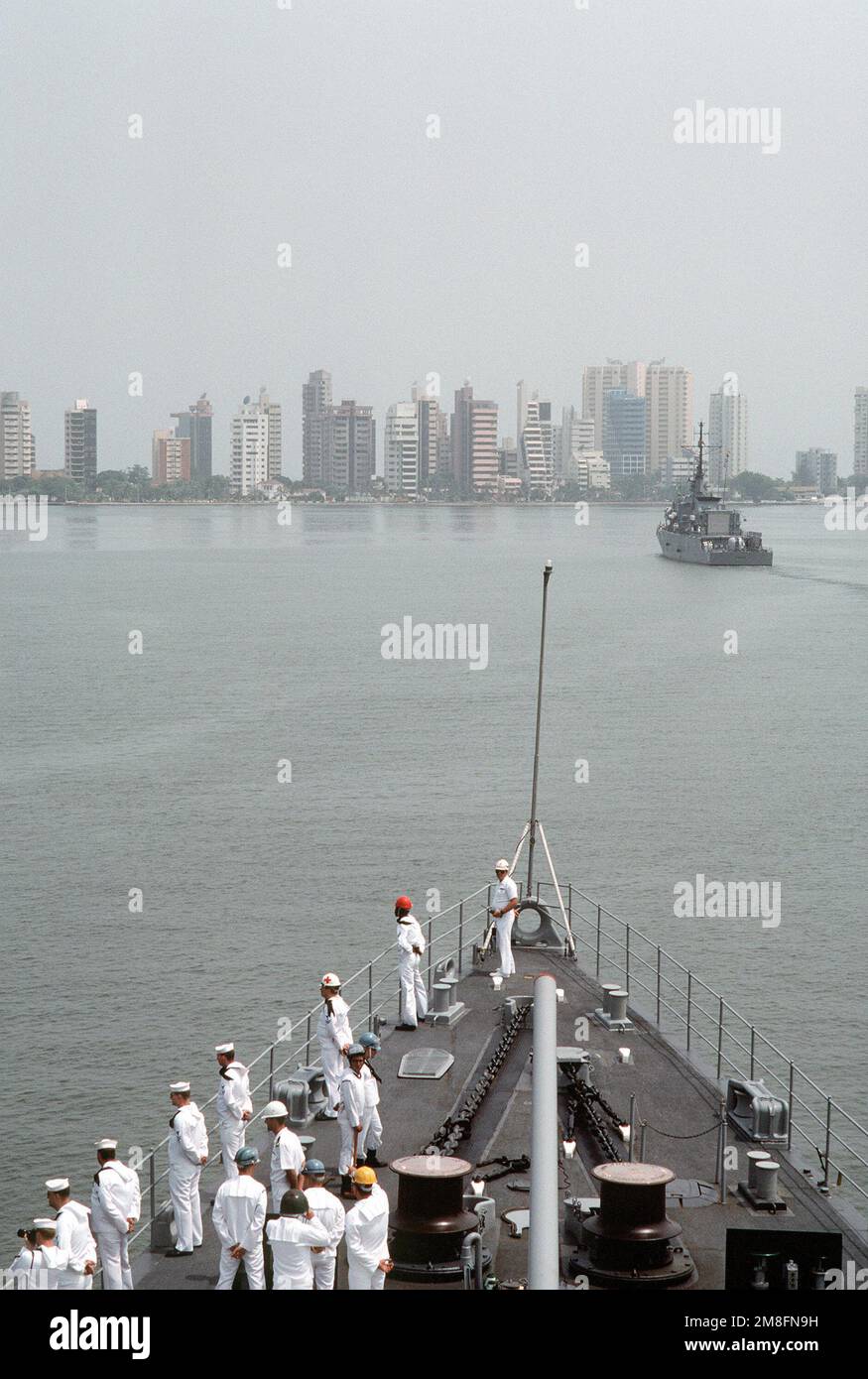 Les marins portent les rails à bord du déstoryer USS O'BANNON (DD 987) alors que le navire arrive avec la frégate colombienne ARC INDEPENDIENTE (54), en haut à droite, pour une visite de la ville pendant Unitas XXXII, un exercice combiné impliquant les forces navales des États-Unis et neuf nations sud-américaines. Sujet opération/série: UNITAS XXXII base: Cartagena pays: Colombie(col) Banque D'Images