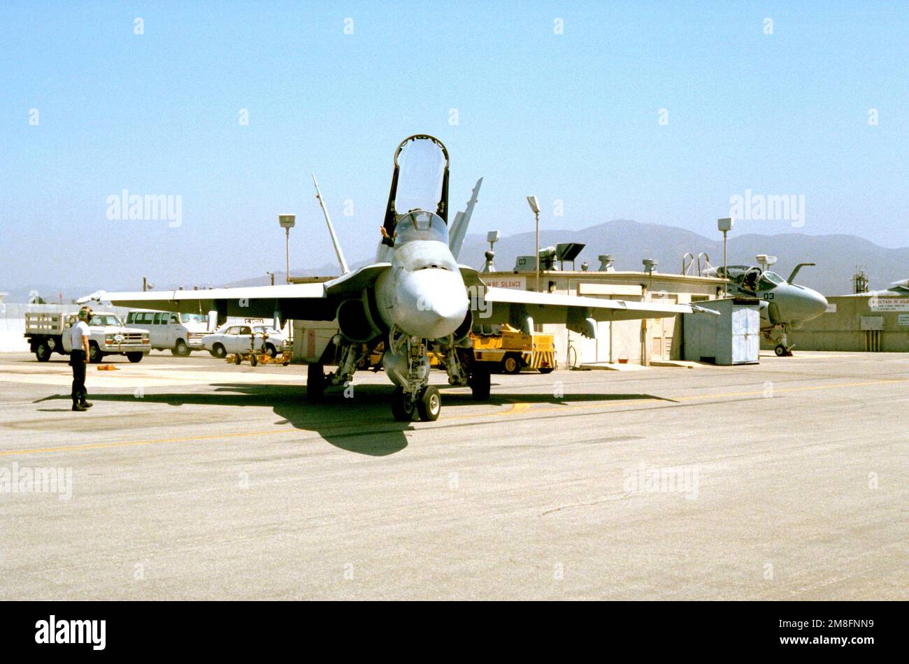 Un avion F/A-18A Hornet est stationné sur la ligne de vol. Base: Naval Air Station, point Mugu État: Californie(CA) pays: Etats-Unis d'Amérique (USA) Banque D'Images