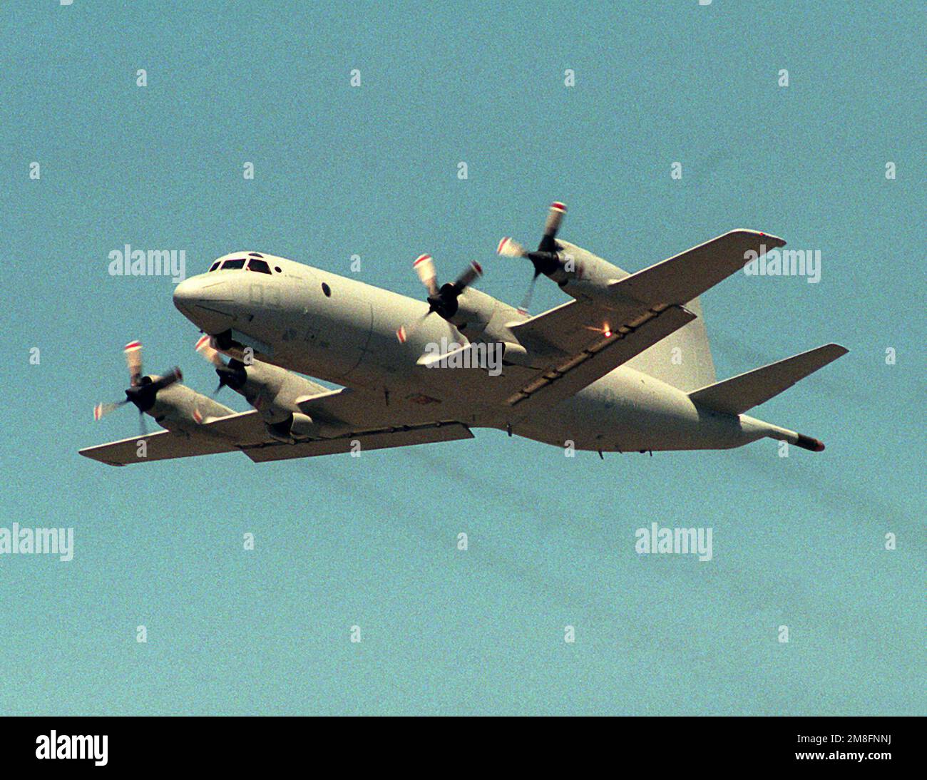 Le premier des huit avions P-3C Orion affectés à l'escadron de patrouille 65 (VP-65) arrive à la station aérienne. L'avion est piloté par LE CAPT. Harry Rector, ancien commandant du VP-65, et CMDR. Paul Blunt, le nouveau commandant de l'escadron. Base: Naval Air Station, point Mugu État: Californie(CA) pays: Etats-Unis d'Amérique (USA) Banque D'Images