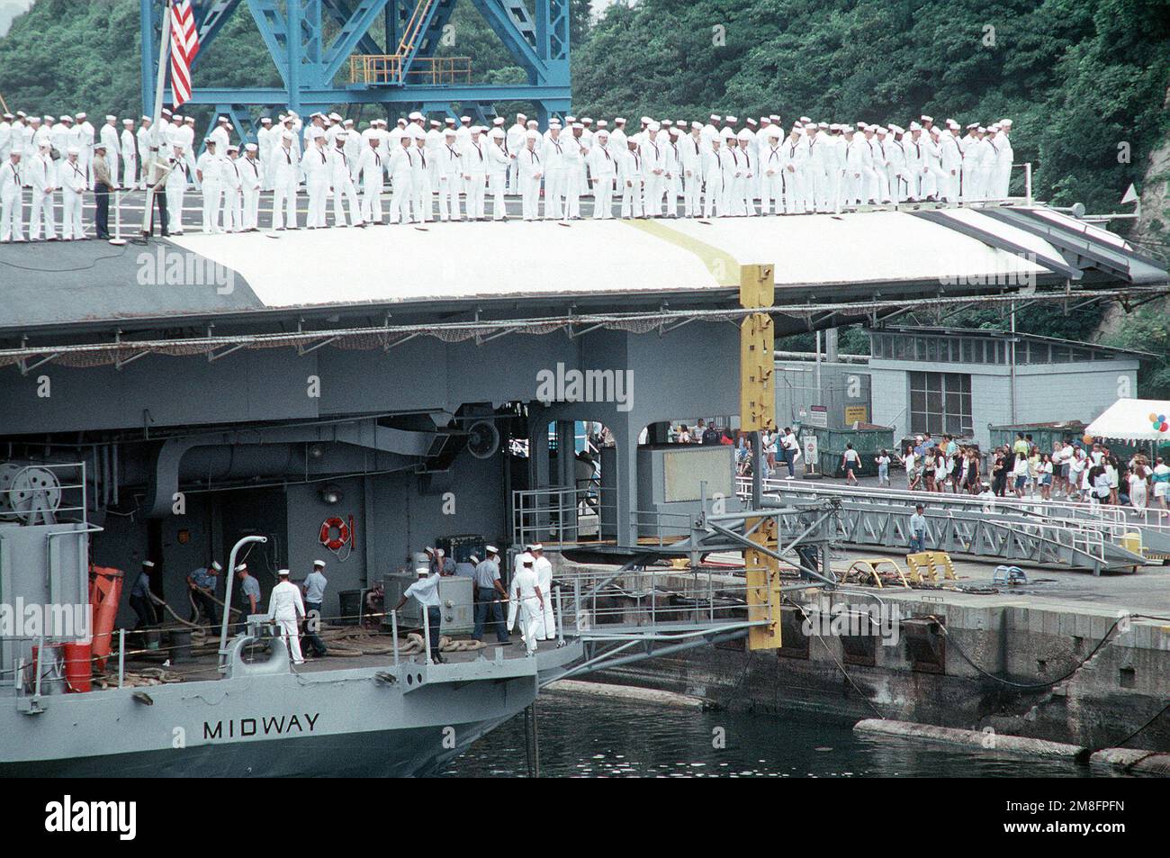 Alors que le porte-avions USS MIDWAY (CV-41) se prépare à partir de Yokosuka pour la dernière fois, les membres de l'équipage branlent les rails sur le pont de vol tandis que les membres de la mer et les détails de l'ancre tracent une ligne sur le fantail. Le MIDWAY, qui est basé au Japon depuis 1973, sera remplacé par le porte-avions USS INDEPENDENCE (CV-62) comme porte-avions de la Marine. Base : Station navale, Yokosuka pays : Japon (JPN) Banque D'Images