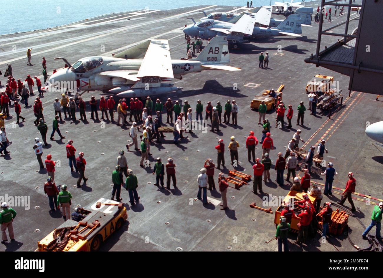 Les membres de l'équipage à bord du porte-avions USS AMERICA (CV-66) transportent l'un des trois marins civils secourus à travers le pont de vol du navire. Marc Dupauillion, Edward Provost et Allison Wilcox ont été sauvés par un hélicoptère Sea King SH-3 au large de la côte du Cap May, dans le New Jersey, après avoir passé dix jours en mer dans un radeau de sauvetage. Leur voilier avait chaviré près du Delaware pendant l'ouragan Bob... Pays: Océan Atlantique (AOC) Banque D'Images