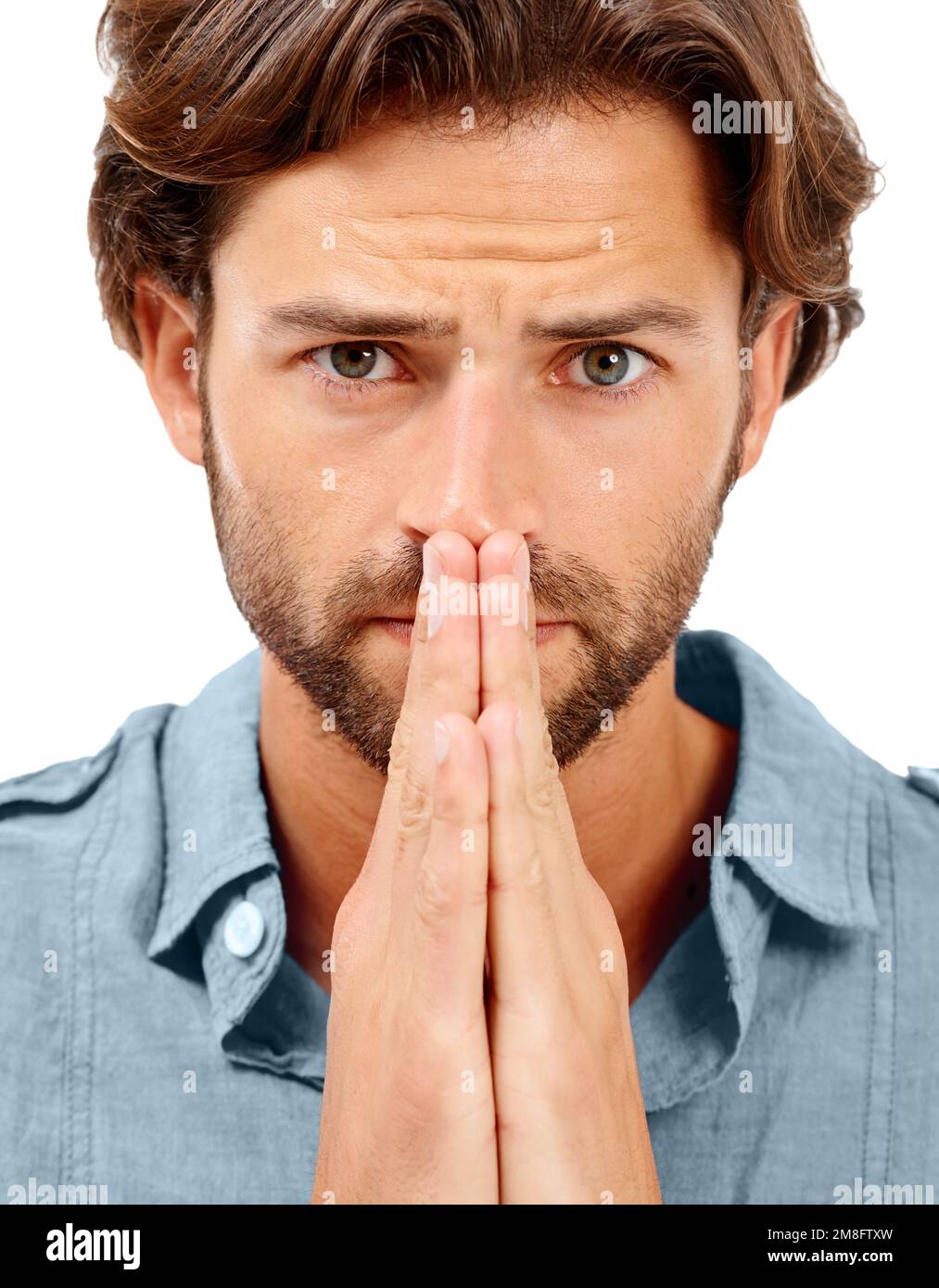 Portrait, homme ou anxiété et priant les mains sur le fond de studio en santé mentale, stress épuisement ou nerveux. Zoom, visage ou modèle inquiet et espoir Banque D'Images