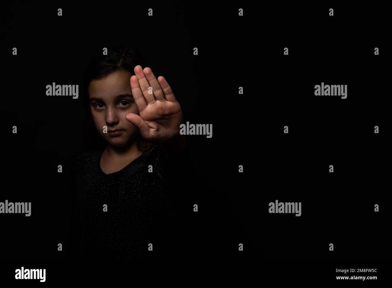 Enfant fille montrant la main de signalisation pour arrêter utile à la campagne contre la violence et la douleur. Cessez d'abuser de la violence. La violence, terrifiée , Un enfant craintif Banque D'Images