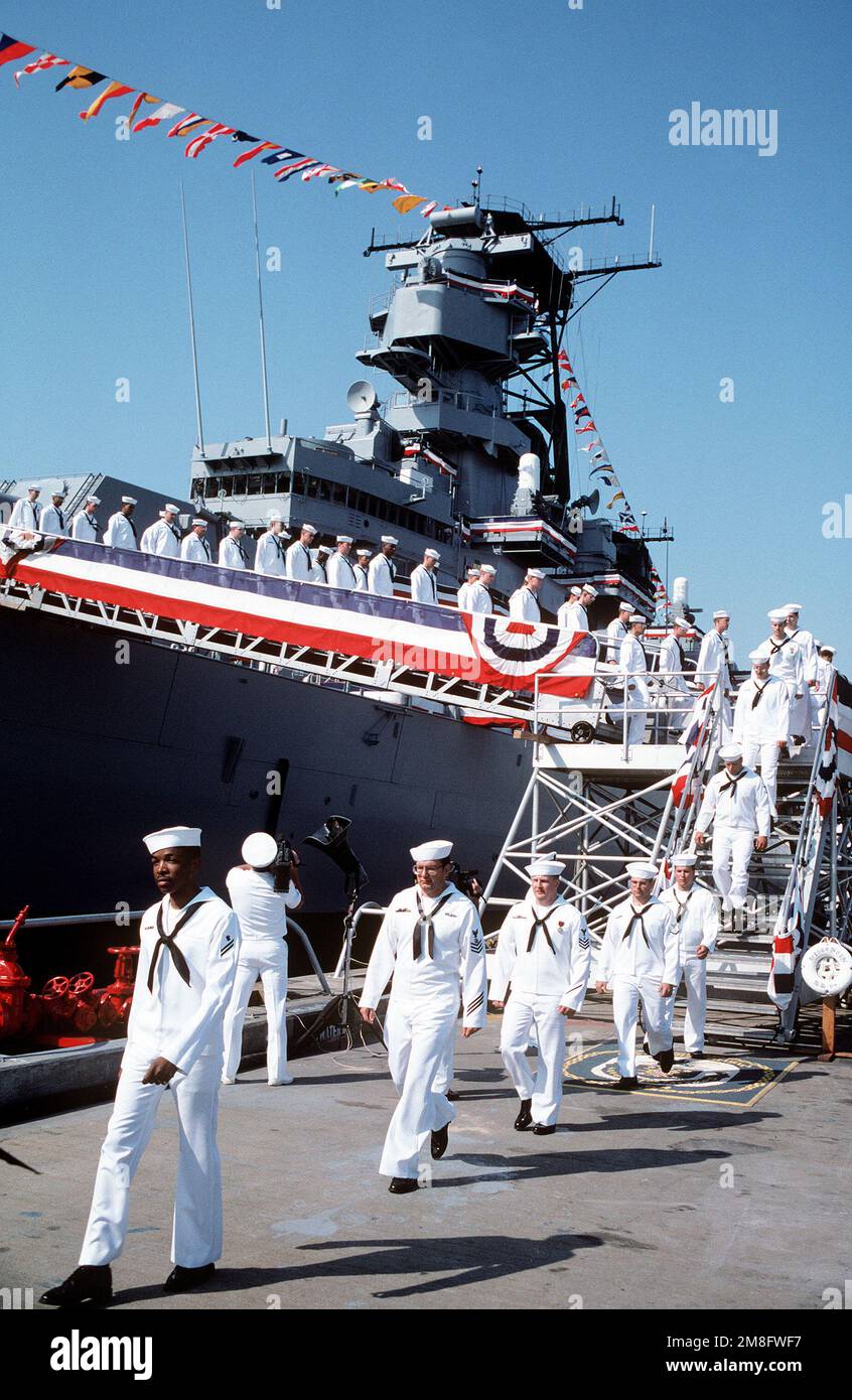 Les membres de l'équipage débarquent du cuirassé USS WISCONSIN (BB-64) pour la dernière fois au cours de la cérémonie de désaffectation du navire. Base: Naval Air Station, Norfolk État: Virginia(va) pays: Etats-Unis d'Amérique (USA) Banque D'Images