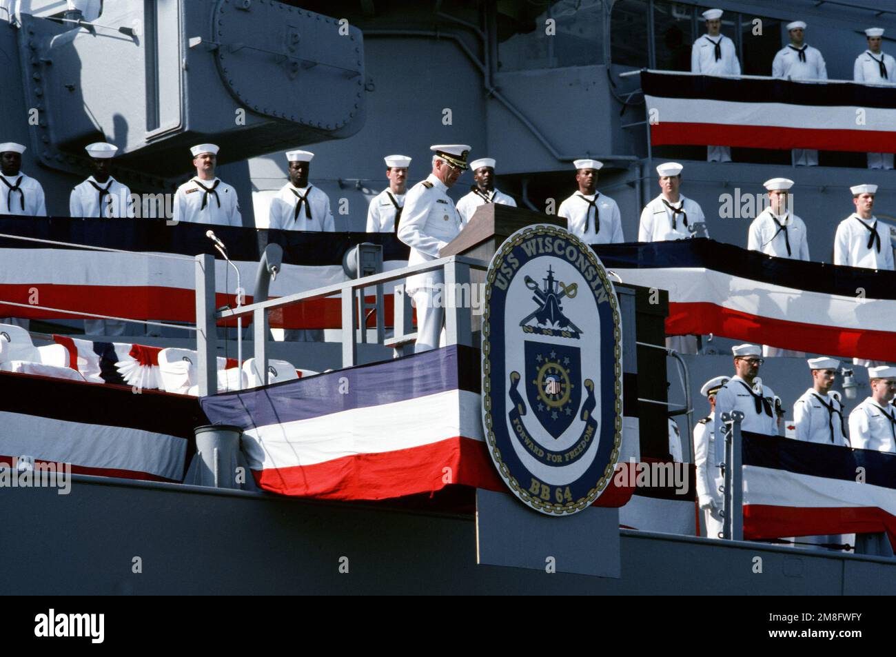 Le commandant du cuirassé USS WISCONSIN (BB-64) prend la parole au cours de la cérémonie de désaffectation du navire. La cérémonie marque la fin de la troisième période en commission DU WISCONSIN, qui a commencé sur 22 octobre 1988. Base: Naval Air Station, Norfolk État: Virginia(va) pays: Etats-Unis d'Amérique (USA) Banque D'Images