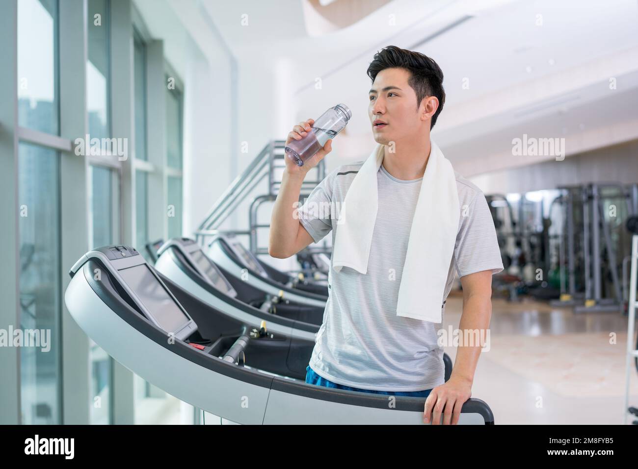 Le jeune homme dehors dans la salle de gym Banque D'Images