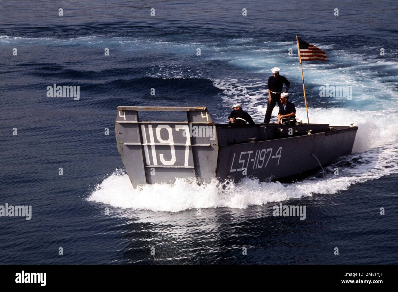 Un véhicule et une embarcation de personnel retournent au navire-citerne USS BARNSTABLE COUNTY (LST-1197) au large de la côte ouest-africaine de l'île de Sao Tomé. L'île est l'un des ports d'appel lors de la croisière d'entraînement ouest-africaine 1991 du COMTÉ DE BARNSTABLE. Pays: Golfe de Guinée Banque D'Images