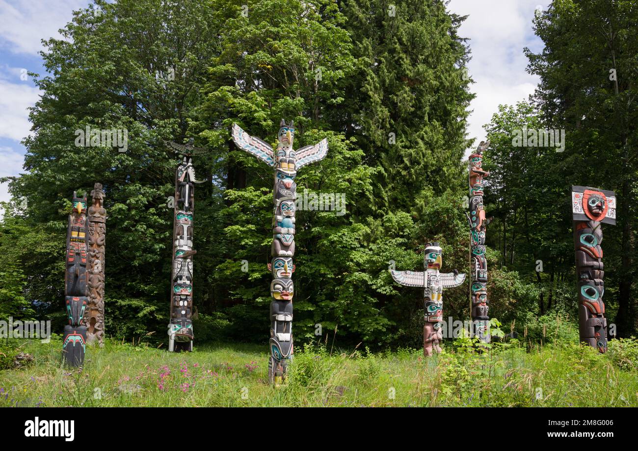 Totems en bois dans le parc Stanley. Culture des Premières nations, voyages, art national Vancouver, Colombie-Britannique, Canada Banque D'Images