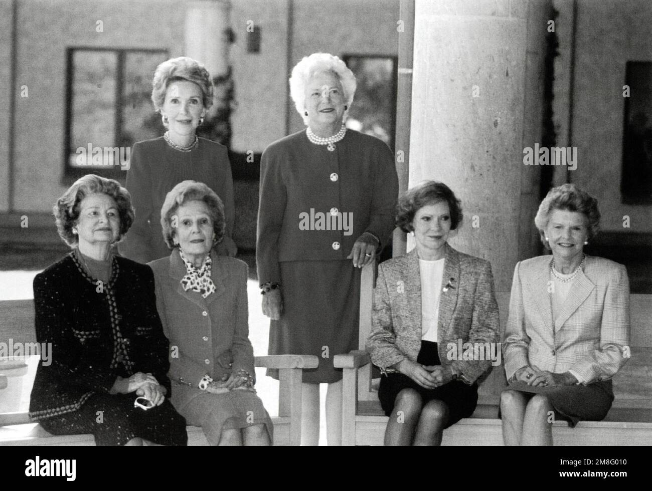 La première dame Barbara Bush, au centre, pose une photo avec cinq de ses prédécesseurs à l'ouverture de la Bibliothèque présidentielle Ronald Reagan. Les anciennes premières dames sont, de gauche à droite, Lady Bird Johnson, Pat Nixon, Rosslyn carter et Betty Ford. Nancy Reagan se tient aux côtés de Mme Bush. Base: Simi Valley État: Californie(CA) pays: États-Unis d'Amérique (USA) Banque D'Images