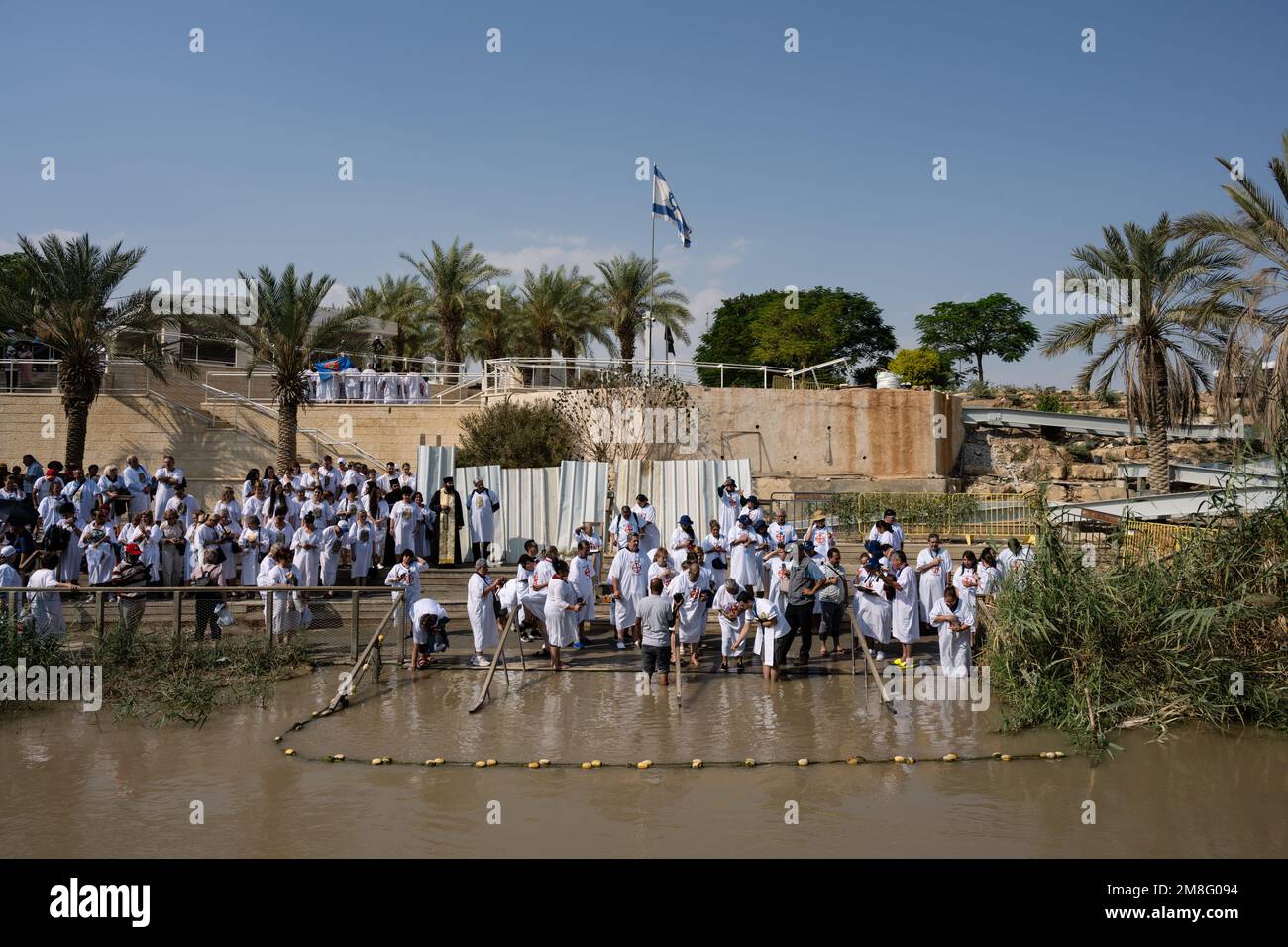Qasr el Yahud, Israël - 31 octobre 2022 : pèlerins baptisés sur le site du Baptême de Jésus-Christ, sur la rive ouest du Jourdain. Banque D'Images