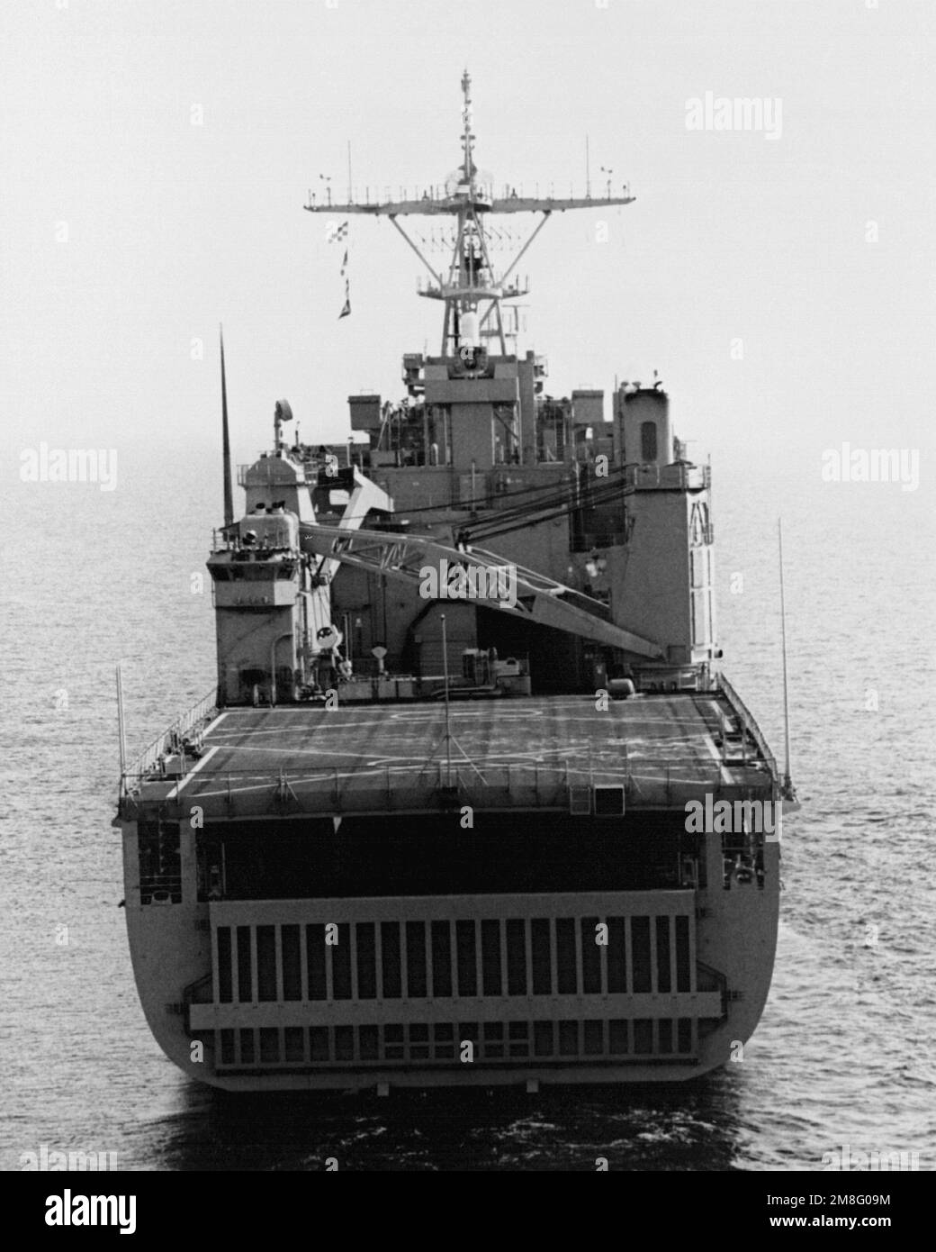 Une vue sur la poupe du navire d'atterrissage du quai USS RUSHMORE (LSD-47) est en cours. Pays : Océan Pacifique (POC) Banque D'Images