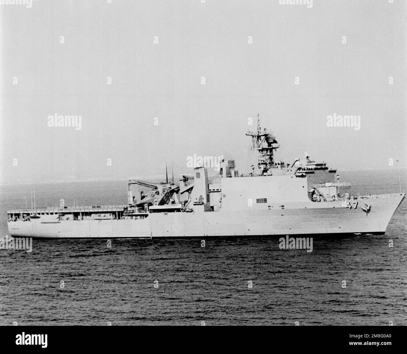 Une vue à tribord du navire d'atterrissage du quai USS RUSHMORE (LSD-47) est en cours. Pays : Océan Pacifique (POC) Banque D'Images