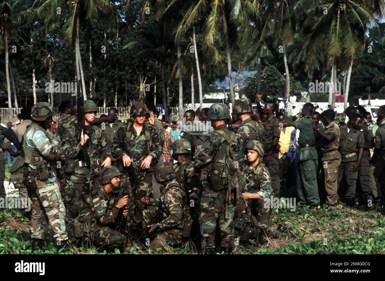 ÉTATS-UNIS Les Marines se rassemblent sur la rive près d'un groupe de soldats congolais après avoir effectué une démonstration d'atterrissage amphibie pour leurs hôtes lors de la croisière d'entraînement en Afrique de l'Ouest de 1991. Les Marines sont arrivés au Congo à bord du navire-citerne USS BARNSTABLE COUNTY (LST-1197). Base: Pointe Noire pays: Congo(COG) Banque D'Images