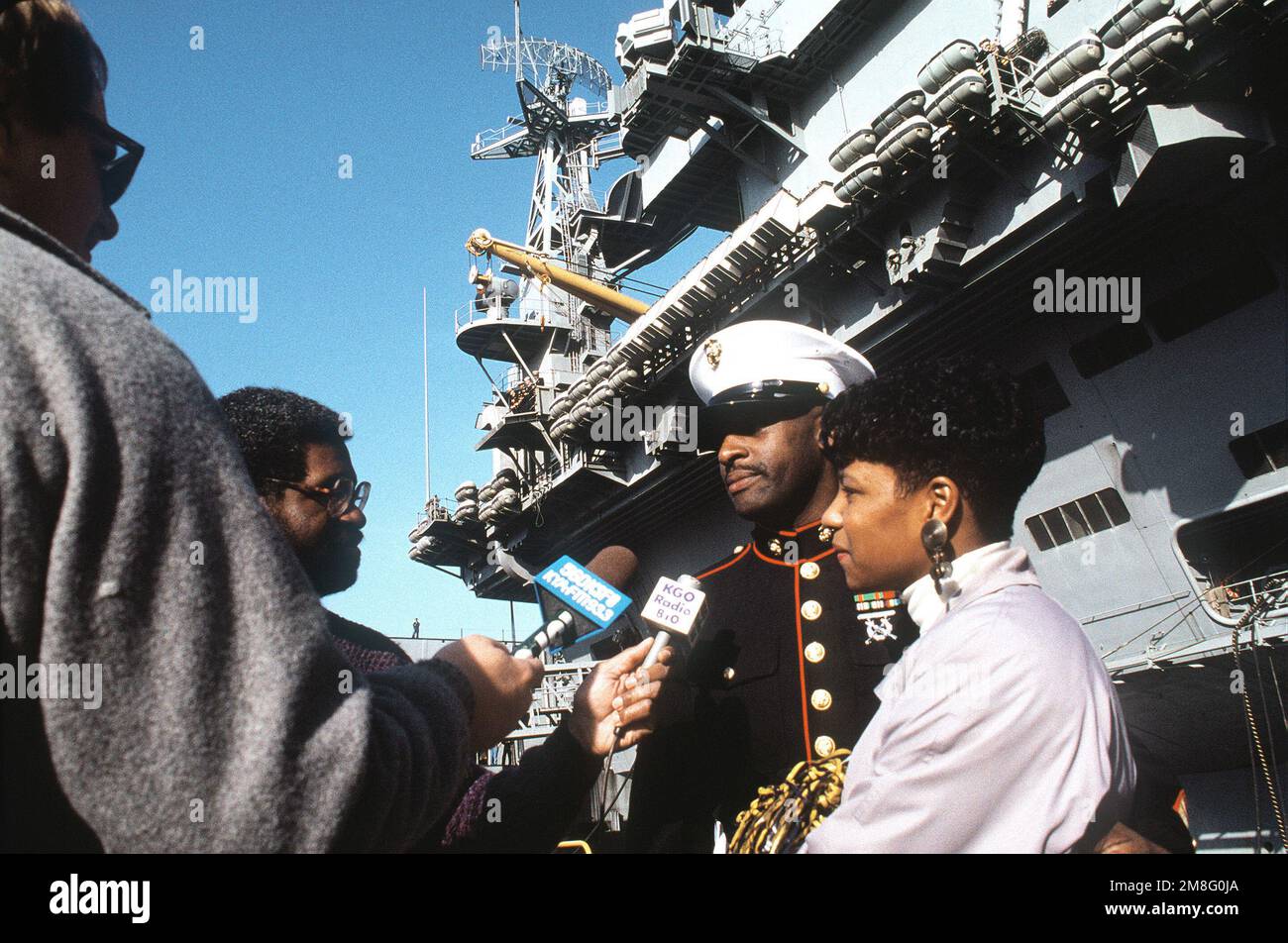 Interview de reporters radio SGT. Howard Brown et son épouse, Wanda, alors qu'ils sont réunis sur le quai à la suite de l'arrivée du porte-avions à propulsion nucléaire USS ABRAHAM LINCOLN (CVN-72), le LINCOLN revient à Alameda après avoir terminé son premier déploiement dans le Pacifique occidental. Base: Naval Air Station, Alameda State: California(CA) pays: Etats-Unis d'Amérique (USA) Banque D'Images