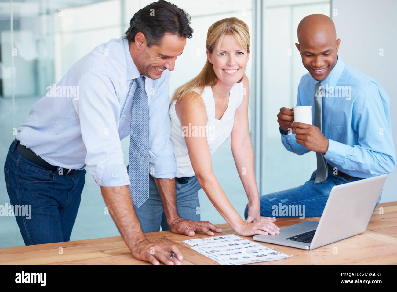 Collègues et amis. Collègues professionnels au bureau. Banque D'Images