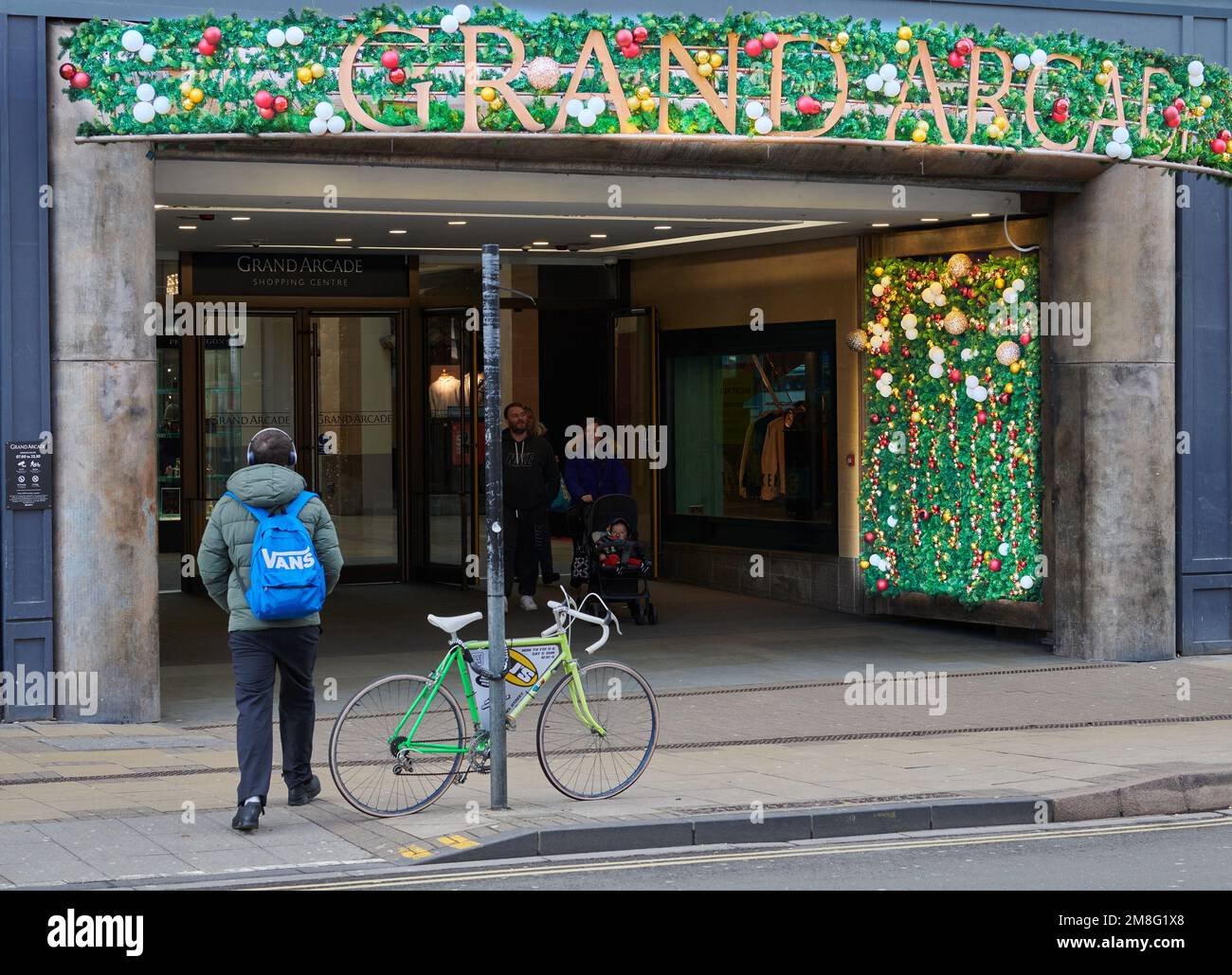 Shopping à l'entrée du centre commercial Grand Arcade, Cambridge, Angleterre, chirstmas 2022. Banque D'Images