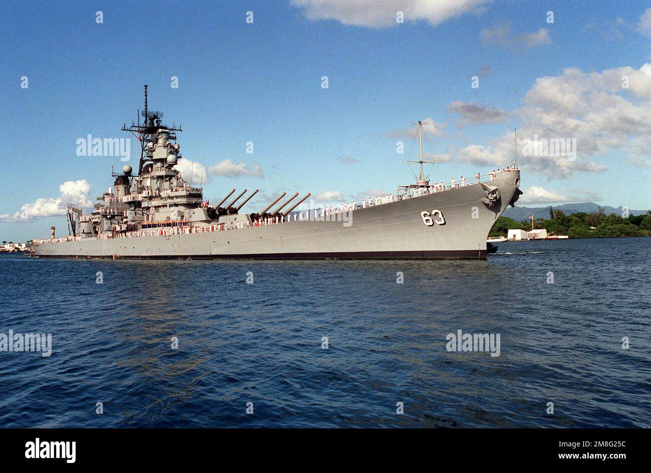 L'équipage de l'USS MISSOURI (BB-63) porte le rail lorsqu'il arrive au port le jour du survivant, lorsque les marins et les Marines des bataillons qui ont été coulés ou endommagés lors de l'attaque du 7 décembre 1941 sur Pearl Harbor sont honorés. Le cuirassé, le dernier en son genre en commission, est déployé pour aider à commémorer le 50th anniversaire de l'attentat à la bombe. Base: Naval Station, Pearl Harbor État: Hawaii(HI) pays: Etats-Unis d'Amérique (USA) Banque D'Images