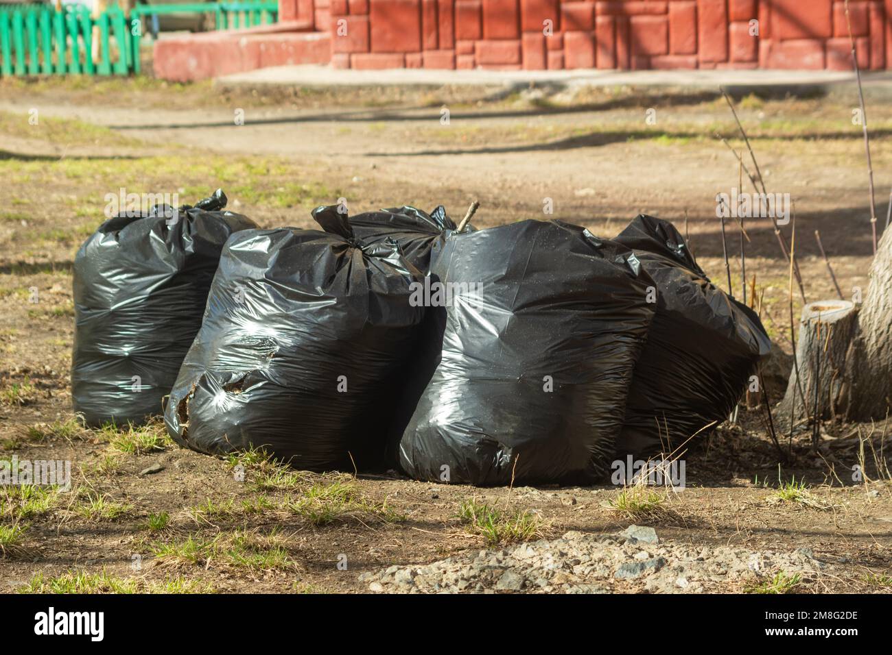 Pile de sacs à ordures en plastique sur le côté de la route. Sacs à ordures dans la rue. Sacs à déchets noirs. Le concept de la collecte des ordures, écologie, environ Banque D'Images