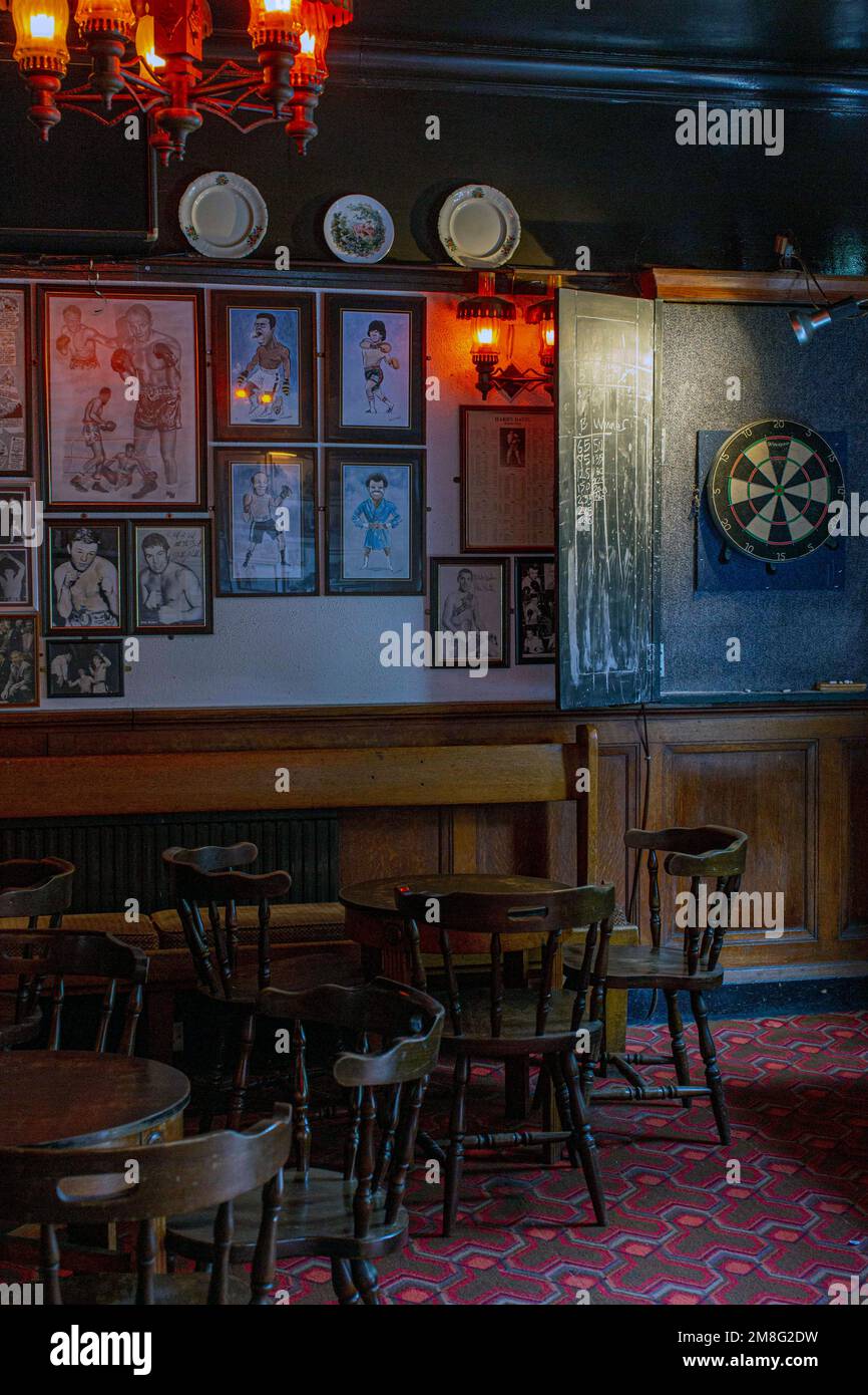 L'intérieur du pub Palm Tree de East End Bozzer, Mile End, Londres, Angleterre, Banque D'Images