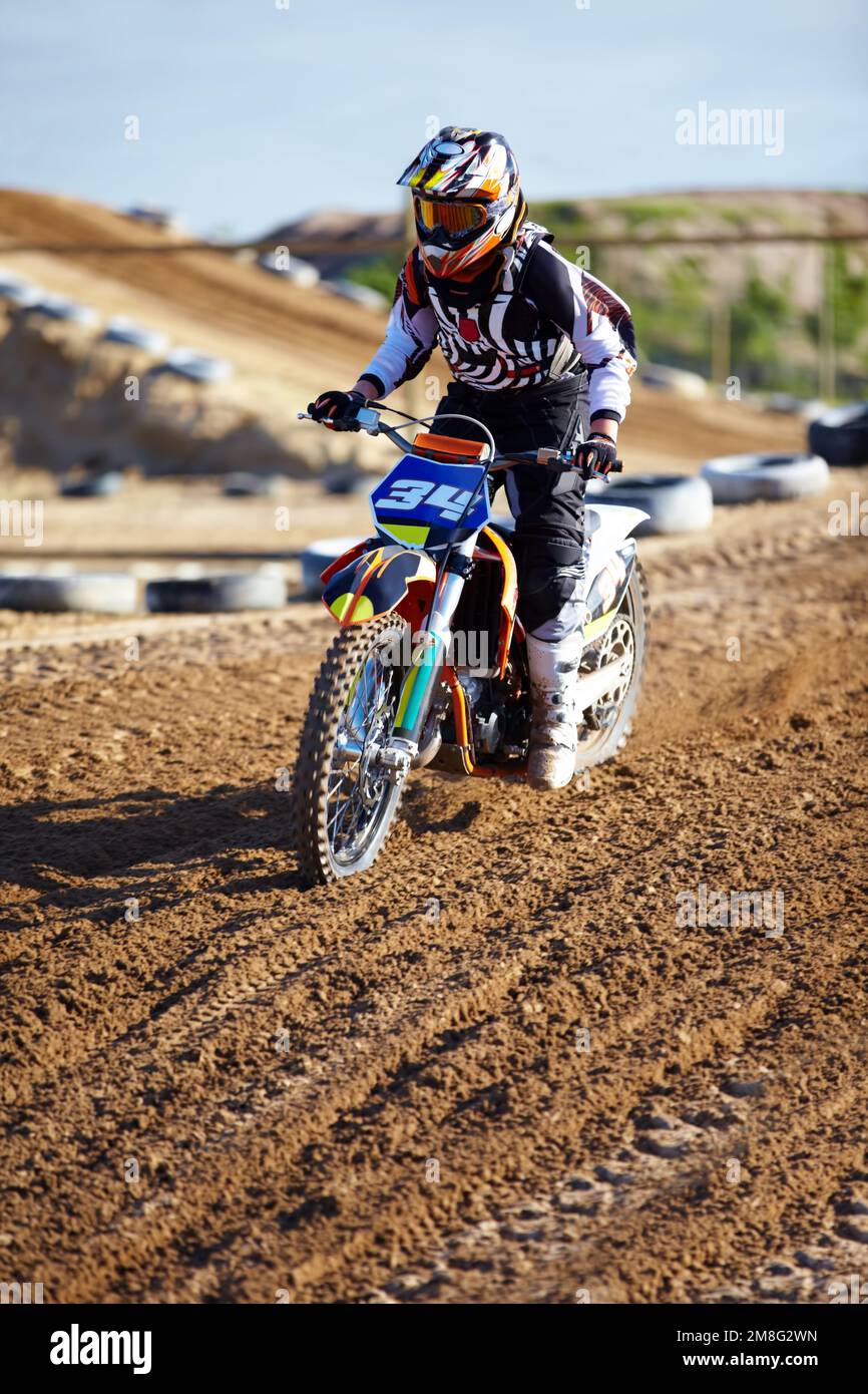 L'équitation est à la fois relaxante et excitante. Un motocross sur la piste. Banque D'Images