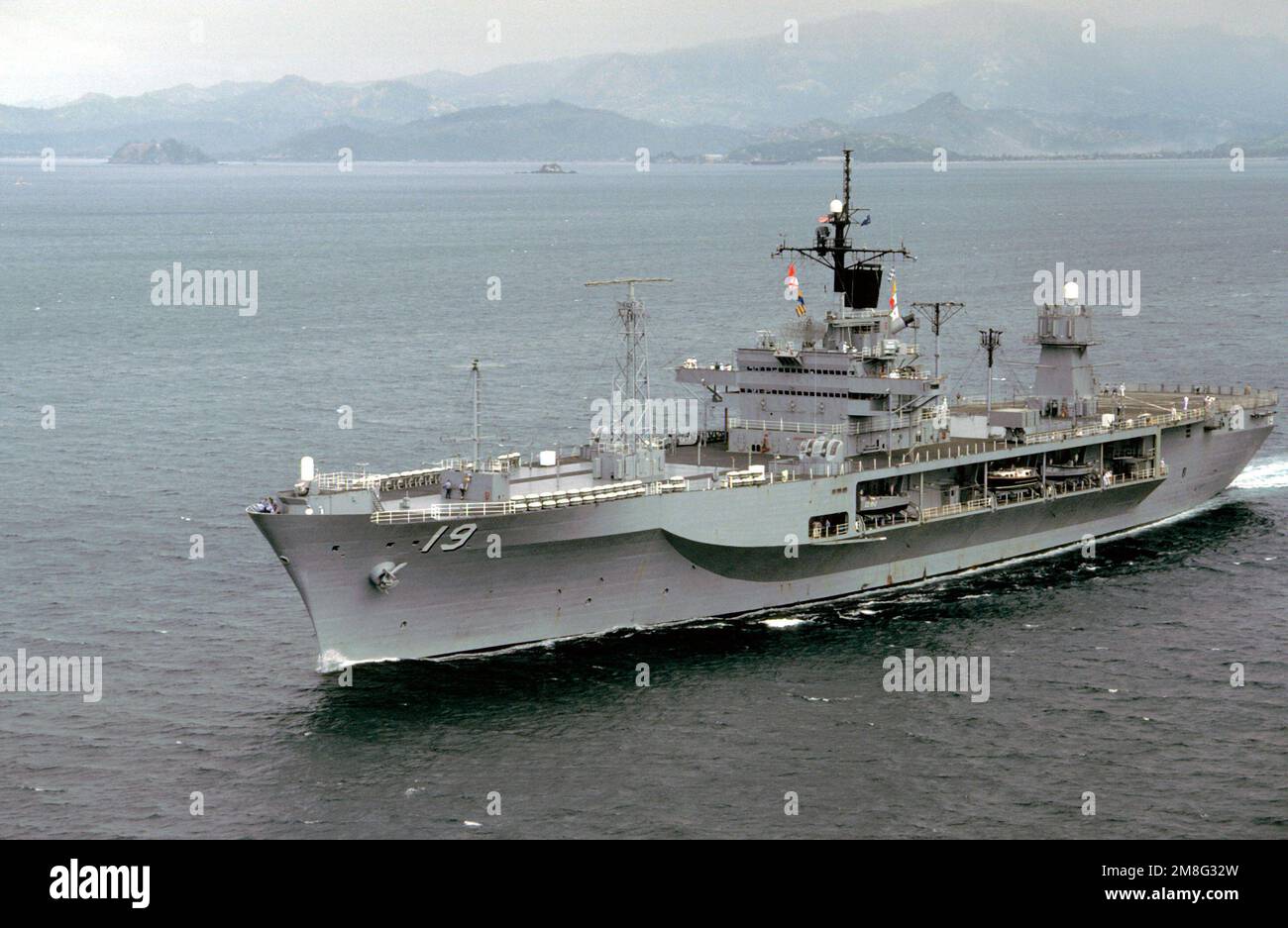 Une vue de l'avant-port du navire de commandement amphibie USS BLUE RIDGE (LCC-19) est en cours après le départ de la station navale de Subic Bay après un entraînement de recyclage. Pays : République des Philippines (PHL) Banque D'Images