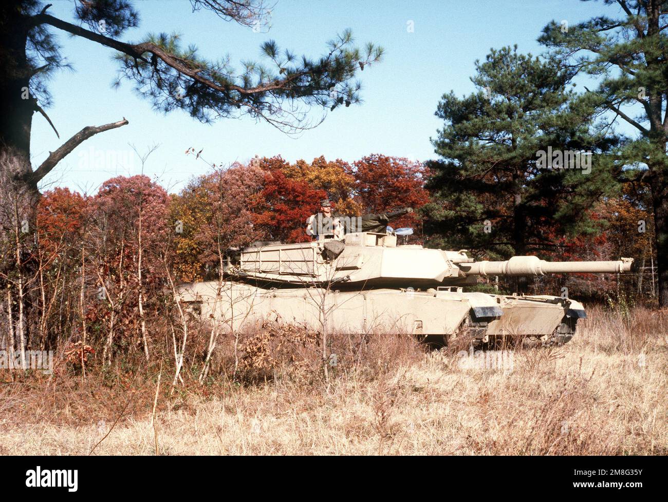 Un membre d'Une compagnie, 2nd Tank Battalion, 2nd Marine Division, se tient dans la tourelle d'un char de combat principal M-1A1 Abrams pendant un exercice d'entraînement. Base: Fort A. P. Hill État: Virginie (va) pays: Etats-Unis d'Amérique (USA) Banque D'Images