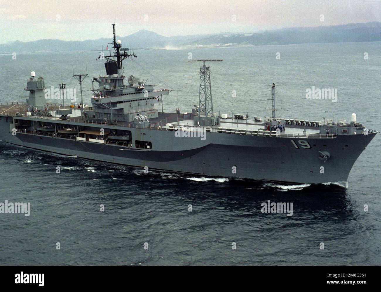 Un arc à tribord du navire de commandement amphibie USS BLUE RIDGE (LCC ...