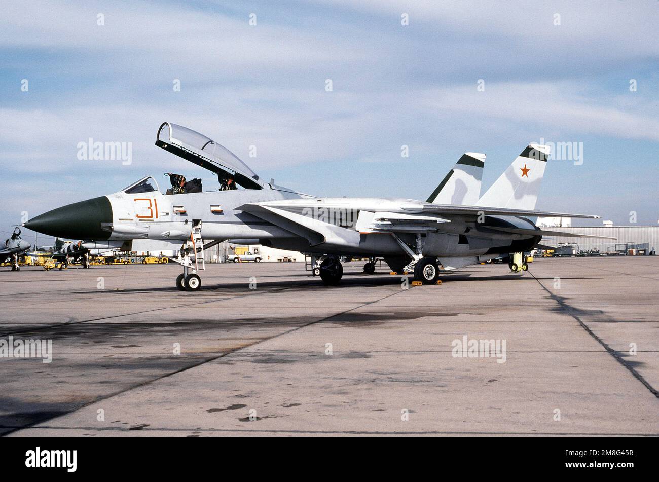 Vue avant gauche d'un F-14A Tomcat de l'École d'armes de combat de la Marine peint avec des marquages soviétiques pour l'entraînement. Base : Naval Air Station, Miramar État : Californie (CA) pays : États-Unis d'Amérique (USA) Banque D'Images