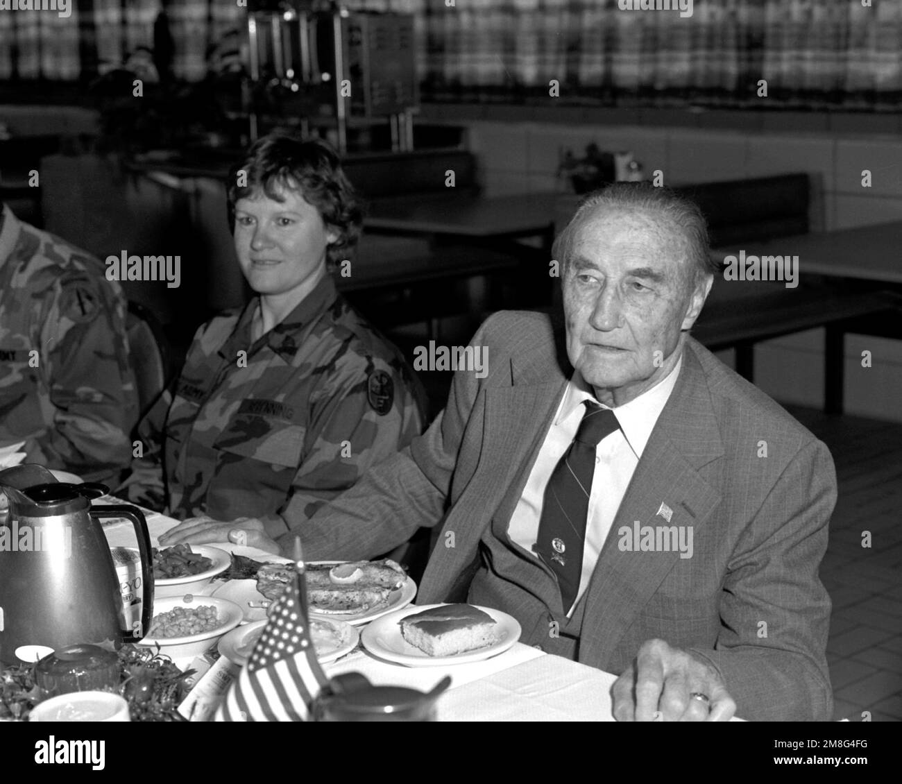 ÉTATS-UNIS Le sénateur Strom Thurmond, de Caroline du Sud, se trouve à côté DU PERSONNEL SGT. Cynthia Repenning lors d'une réception à l'heure du déjeuner à l'installation de restauration n° 13. Repenning est l'officier non commissionné (NCO) de fort Gordon du trimestre pour le premier trimestre de l'exercice 1991. Base: Fort Gillem État: Georgia(GA) pays: Etats-Unis d'Amérique (USA) Banque D'Images