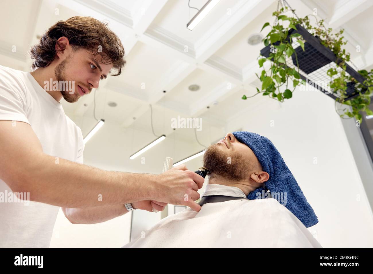 Coiffeur barbu au salon de coiffure. Banque D'Images