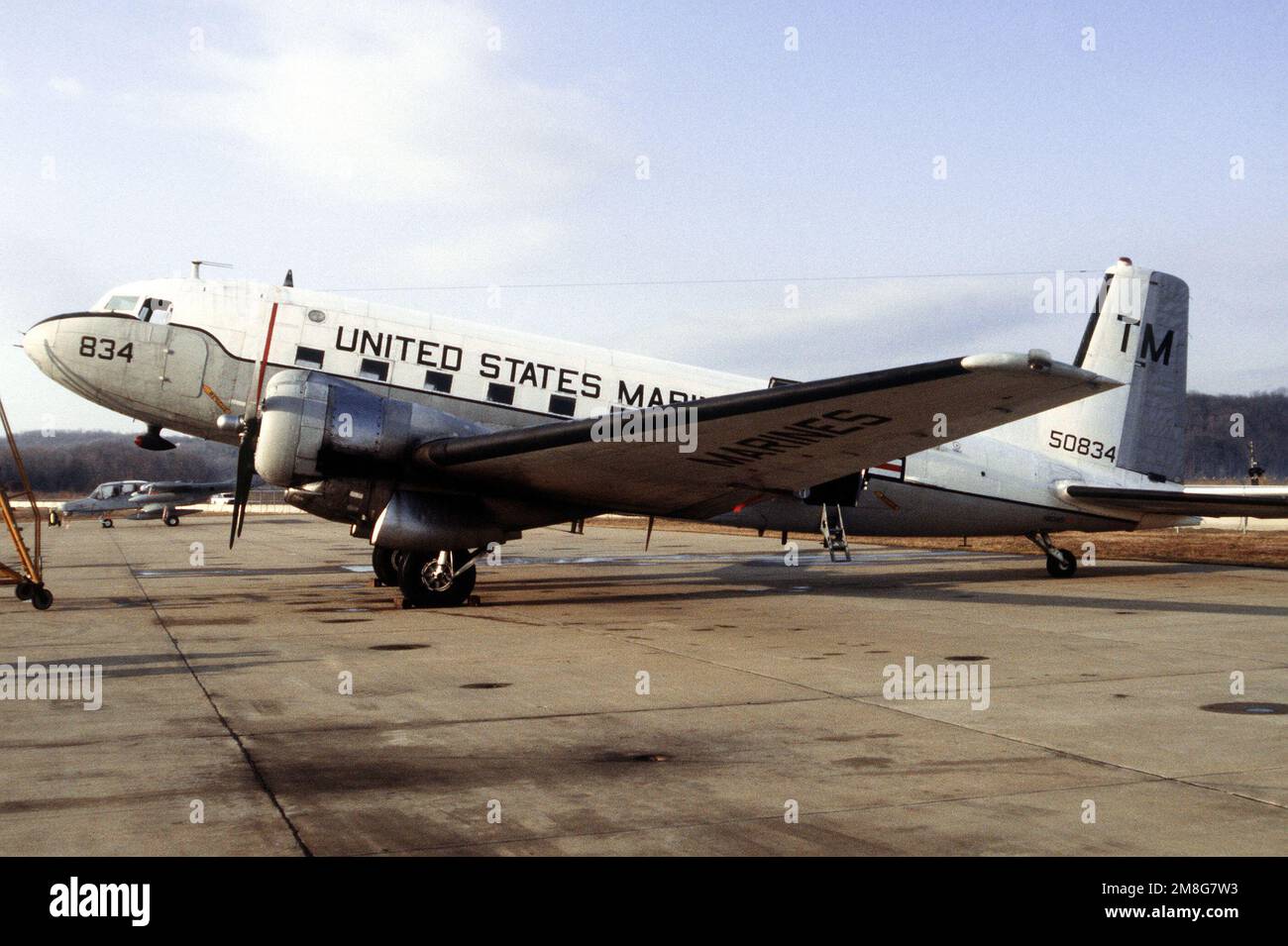 Un Skytrain C-117 se trouve sur la ligne de vol après avoir été transporté à la base depuis l'installation aérienne du corps des Marines, Quantico, Virginie, par LE MAJ Gerald Banner, officier exécutif de la MCAF, Quantico. Le C-117 est mis hors service et sera exposé en permanence au MCAS, à Cherry point. Base : MCAS, Cherry point État : Caroline du Nord (NC) pays : États-Unis d'Amérique (USA) Banque D'Images