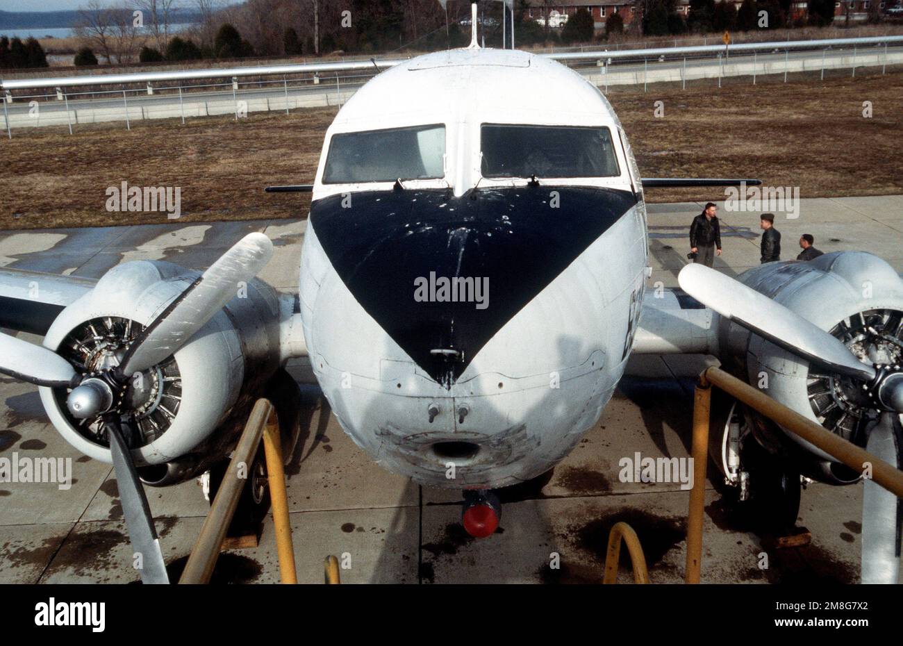 Un Skytrain C-117 se tient sur la ligne de vol après avoir été retiré du service. L'avion a été transporté par le MAJ Gerald Banner, officier exécutif du MCAF, de l'installation aérienne du corps des Marines, à Quantico, et sera exposé en permanence au MCAS Cherry point. Base : MCAS, Cherry point État : Caroline du Nord (NC) pays : États-Unis d'Amérique (USA) Banque D'Images