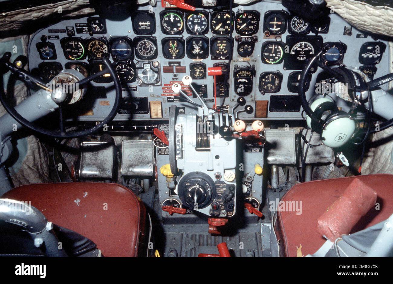 Vue rapprochée du panneau instrumental dans le poste de pilotage d'un avion C-117 Skytrain. Le C-117 a été retiré du service et sera placé en exposition permanente à MCAS Cherry point. Base : MCAS, Cherry point État : Caroline du Nord (NC) pays : États-Unis d'Amérique (USA) Banque D'Images