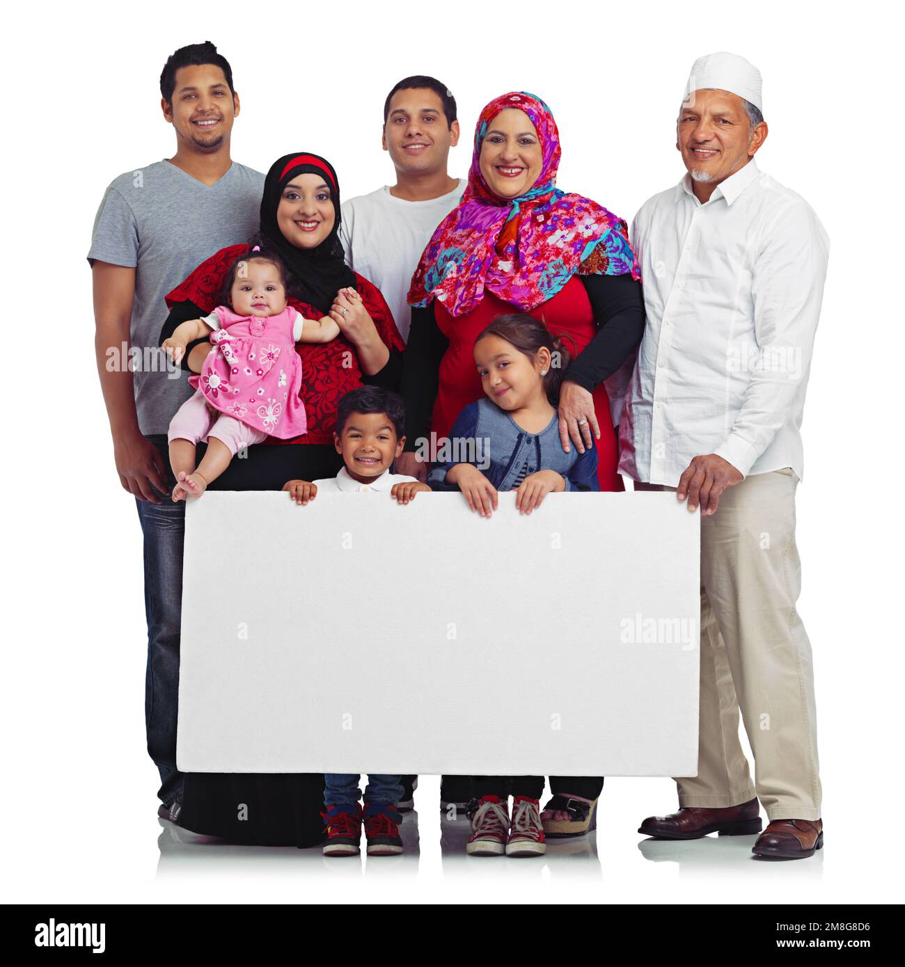 Affiche, portrait et famille musulmane avec un espace pour faire de la publicité sur la religion islamique auprès des enfants, des hommes et des femmes. Les musulmans et les enfants avec enseigne Banque D'Images