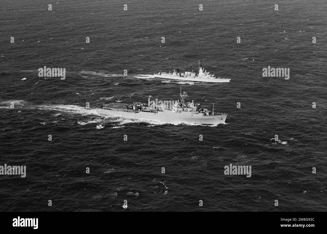 Une vue aérienne à tribord du destroyer de missile guidé des pays-Bas, le HRMS JACOB VAN HEMSKERCK (F-812) et le navire d'atterrissage à quai USS PENSACOLA (LSD-38) sont en cours. Ils sont en route vers la Baltique pour l'exercice Teamwork '92. Sujet opération/série: TRAVAIL D'ÉQUIPE '92 pays: Océan Atlantique Nord Banque D'Images