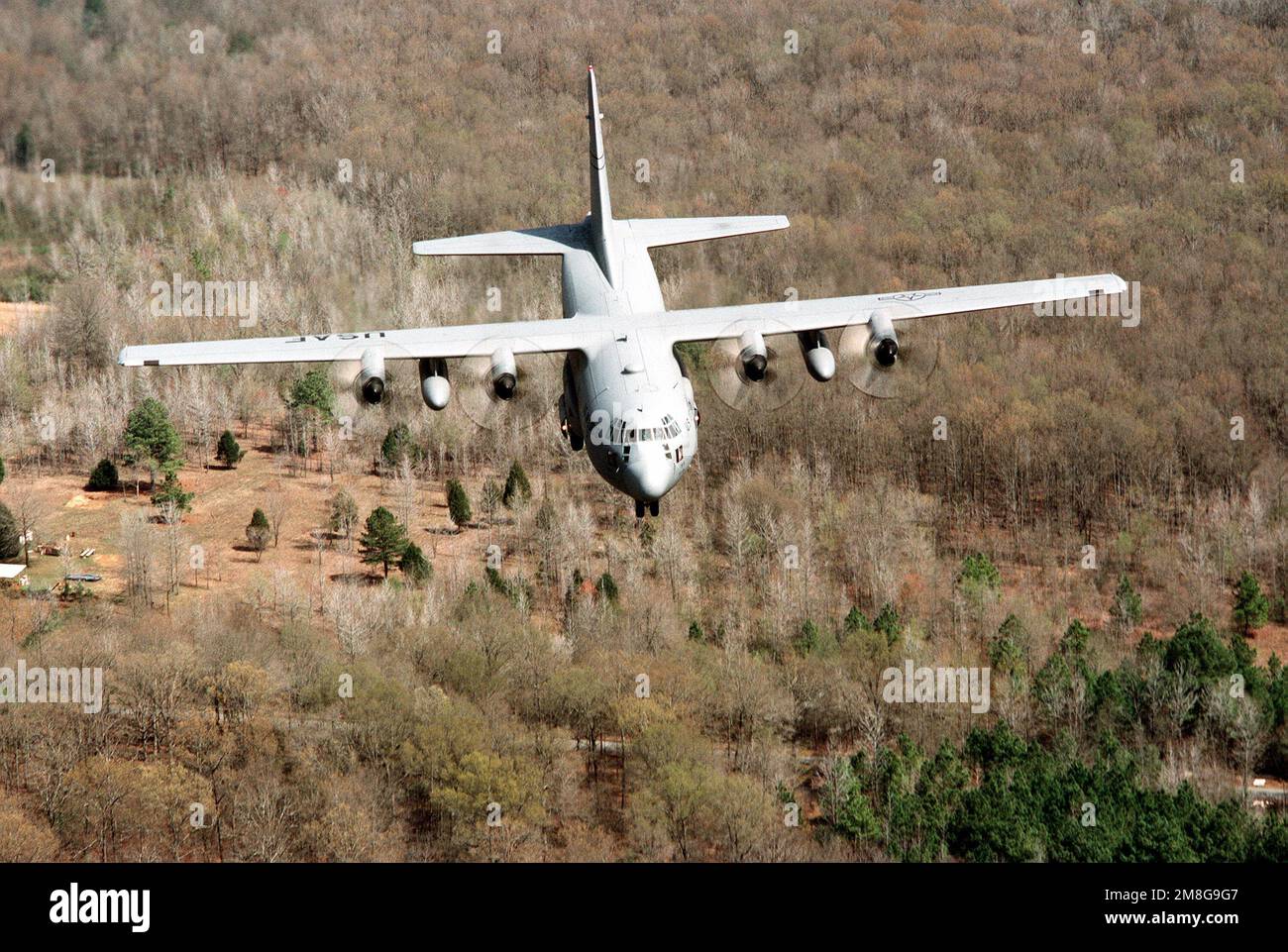 Un avion C-130E Hercules du 50th Escadron de transport aérien (50th AS) effectue son approche finale de la piste de la base aérienne de Little Rock. Pays: Etats-Unis d'Amérique (USA) Banque D'Images