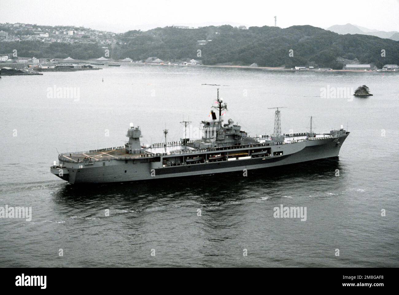 Les marins font monter les rails à bord du navire de commandement amphibie USS BLUE RIDGE (LCC-19) en tant que navire amiral du commandant, la flotte 7th quitte le port. Base: Sasebo pays: Japon (JPN) Banque D'Images