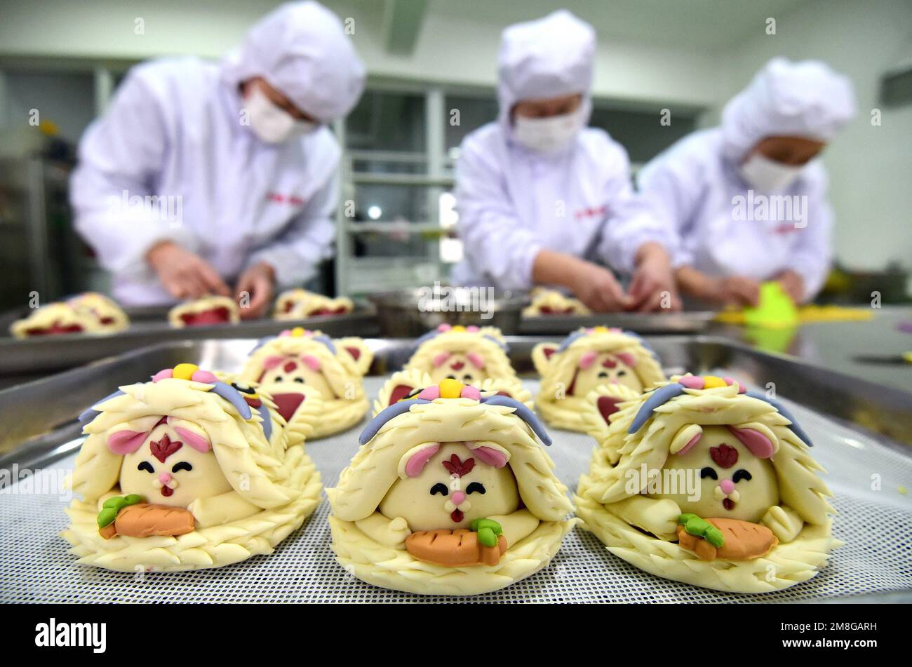 HANDAN, CHINE - le 14 JANVIER 2023 - les travailleurs font des petits pains à la vapeur sur le thème du lapin dans une usine de transformation alimentaire de Handan, dans la province de Hebei, en Chine du Nord, le 14 janvier, Banque D'Images