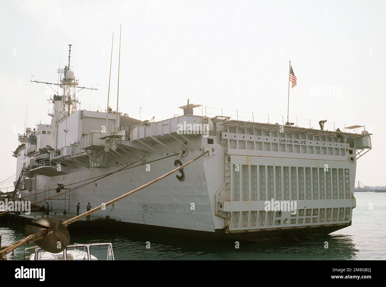 Vue sur le quartier portuaire du navire amiral divers USS LA SALLE (AGF-3) amarré à un quai pendant l'opération Desert Shield. Objet opération/série : BOUCLIER DU DÉSERT base : USS la salle (AGF 3) Banque D'Images