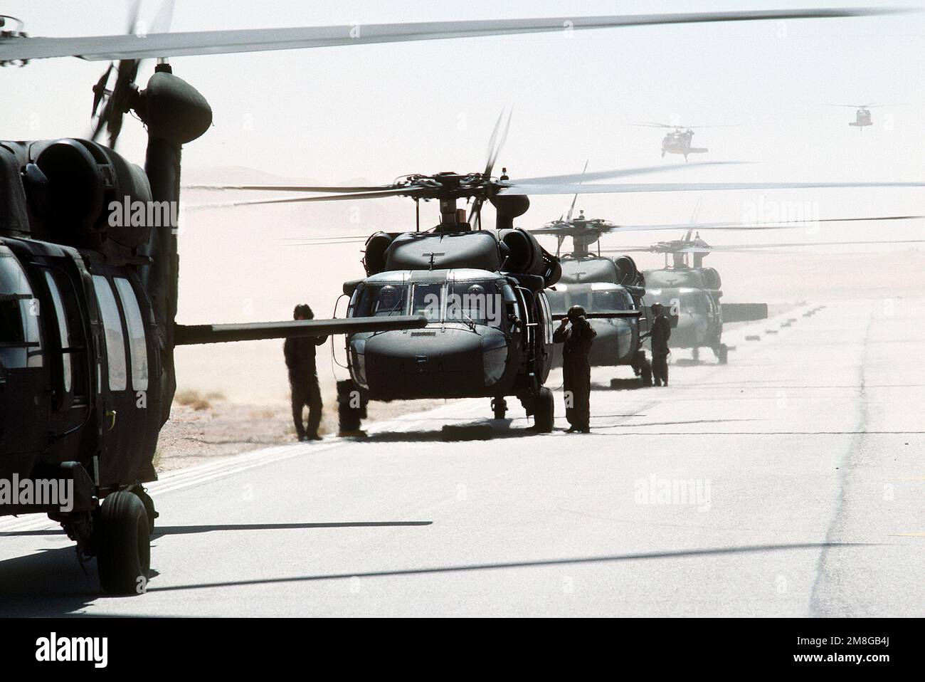 LES hélicoptères UH-60A Black Hawk (Blackhawk) se préparent à décoller à mesure que la brigade de l'aviation de 82nd se déplace dans le désert pendant l'opération Desert Shield. Objet opération/série : BOUCLIER DU DÉSERT pays : Arabie saoudite (SAU) Banque D'Images
