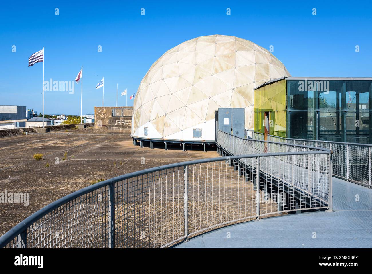 Le radôme sur le toit de l'ancienne base sous-marine construite par l'armée allemande pendant la Seconde Guerre mondiale à Saint-Nazaire, en France, abrite des ateliers pour enfants. Banque D'Images