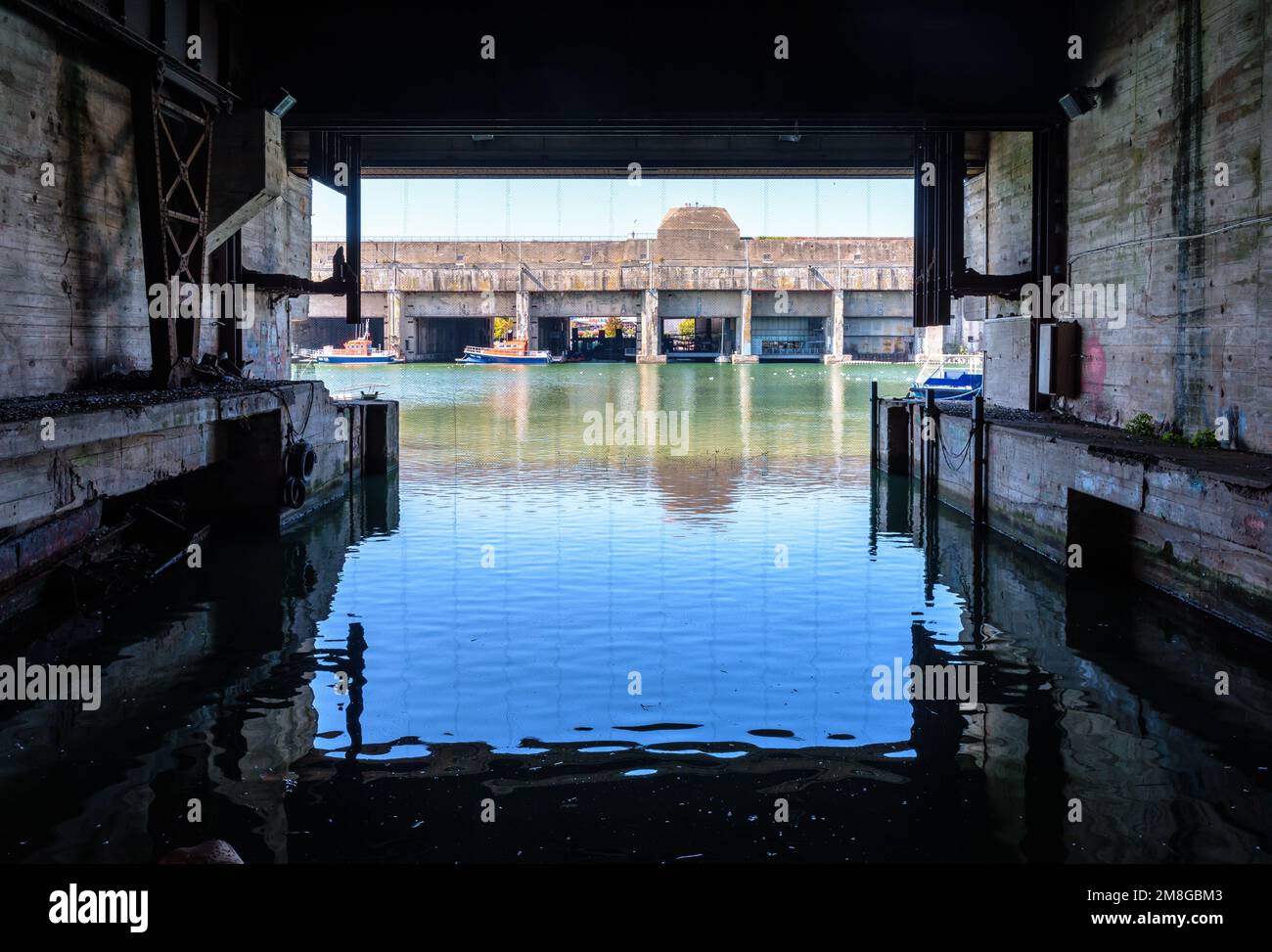 L'ancienne base sous-marine vue de l'écluse fortifiée, toutes deux construites par l'armée allemande pendant la Seconde Guerre mondiale à Saint-Nazaire, en France, par une journée ensoleillée. Banque D'Images