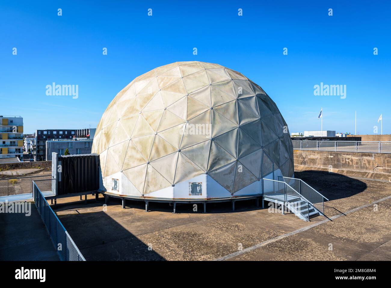 Le radôme sur le toit de l'ancienne base sous-marine construite par l'armée allemande pendant la Seconde Guerre mondiale à Saint-Nazaire, en France, abrite des ateliers pour enfants. Banque D'Images